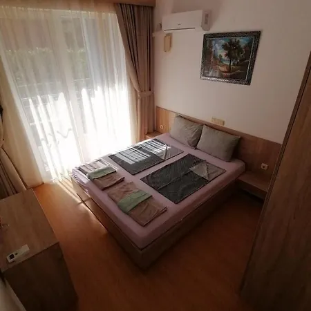 Em Kristal Nesebăr